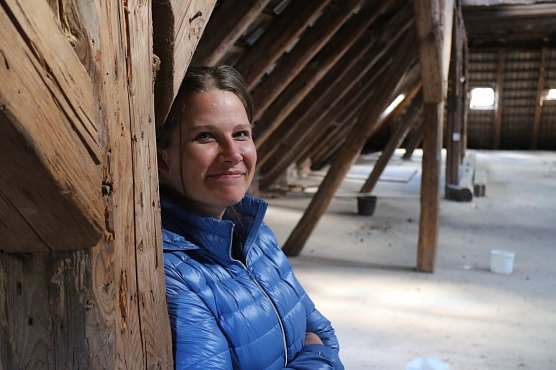 Ein Spiel aus Licht und Schatten - K&uuml;nstlerin Judith Rautenberg hat das alte Neust&auml;dter Herrenhaus als Hintergrund f&uuml;r ihr Kunstprojekt gew&auml;hlt (Foto: Angelo Glashagel)