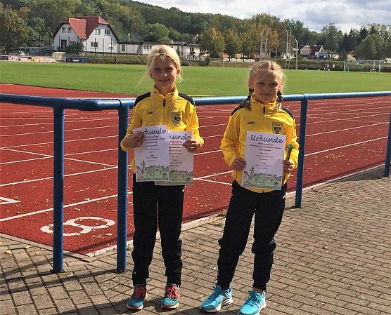 Letzten Samstag machten sich Adele Szumodalsky und Maike Rotter gemeinsam mit ihrer Trainerin Ute Hennig auf den Weg nach Ohrdruf zum Herbstsportfest (Foto: LV Altstadt98 e.V. Nordhausen)