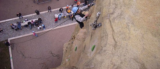 Mitten in Nordhausen  - direkt hinter dem Kino auf dem Petersberg - kann unter fachkundiger Anleitung immer freitags noch bis Anfang November geklettert werden (Foto: Mathias Daniel)