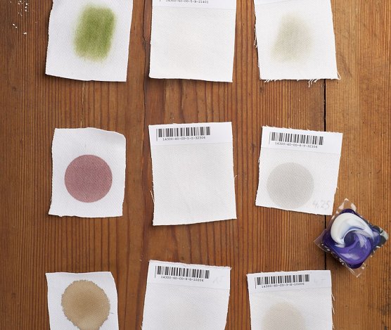 Test&shy;flecken. Selbst f&uuml;r bleich&shy;mittel&shy;haltige Voll&shy;wasch&shy;mittel sind die einge&shy;trock&shy;neten Flecken von Gras, Konfit&uuml;re und Espresso eine Heraus&shy;forderung. (Foto: Stiftung Warentest)
