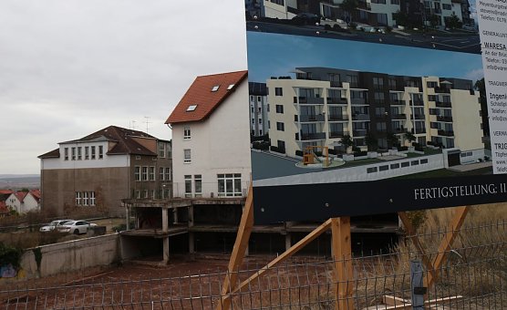 Nach &uuml;ber 20 Jahren soll die Baugrube am Hagen endlich verschwinden (Foto: Angelo Glashagel)