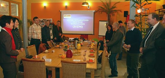 Bescheid &uuml;bergeben (Foto: nnz)