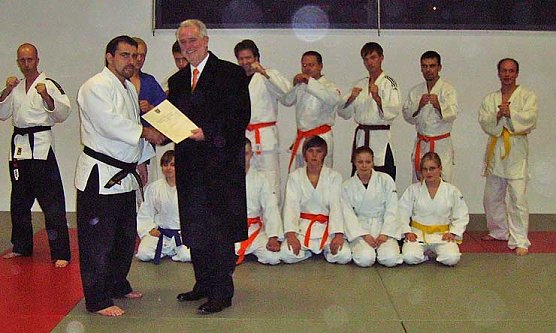 Reinholz &uuml;bergibt Bescheid (Foto: tk)