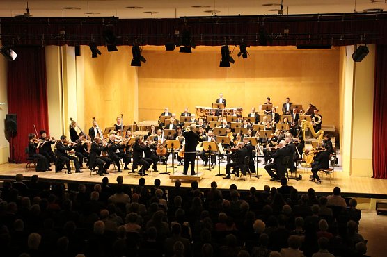 Virtuos am Kontrabass (Foto: Karl-Heinz Herrmann)