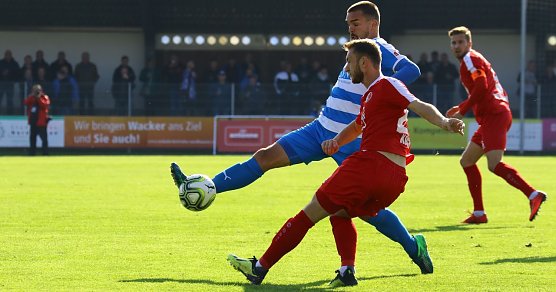 Pichinot ist in der ersten Halbzeit einer der Besten im blauen Dress (Foto: Bernd Peter)