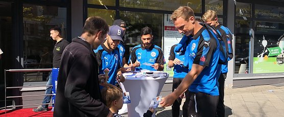 Matthias Pe&szlig;olat beim Autogramm verteilen (Foto: nnz)
