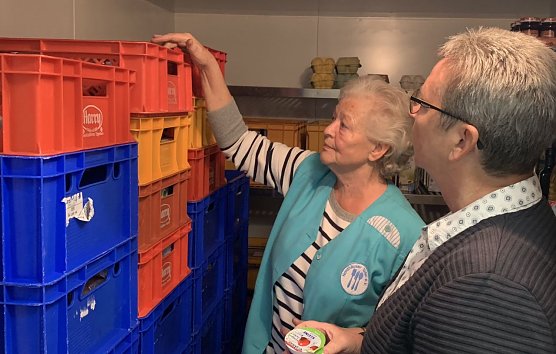 Steinke im Gespr&auml;ch mit Tafel-Chefin Helga Rathnau (Foto: privat)