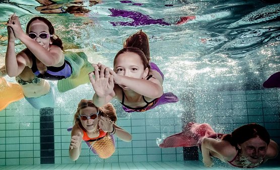 Meerjungfrauenschwimmen zur 8. Thüringer Bädernacht (Foto: Badehaus Nordhausen) Meerjungfrauenschwimmen zur 8. Thüringer Bädernacht (Foto: Badehaus Nordhausen)