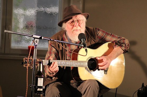 John Kirkbride kommt auf die Burgruine Hohnstein (Foto: Olaf Schulze)