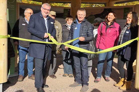 Der stellvertretende Landrat Stefan N&uuml;&szlig;le und Stiftungsvorstand J&ouml;rg Nonnen &ouml;ffnen das symbolische gr&uuml;ne Band. (Foto: Susanne Schedwill)