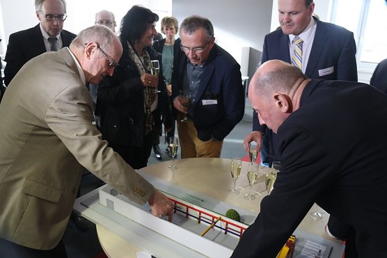 Prof. Poerschke erkl&auml;rt Minister Wolfgang Tiefensee die Pl&auml;ne der Forscher (Foto: Angelo Glashagel)
