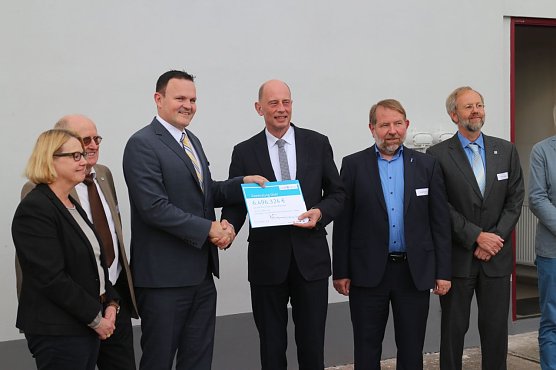 Minister Wolfgang Tiefensee &uuml;bergab heute einen Scheck in H&ouml;he von 6,5 Millionen Euro f&uuml;r die Errichtung des Innovationszentrums Wertstoffgewinnung (Foto: Angelo Glashagel)
