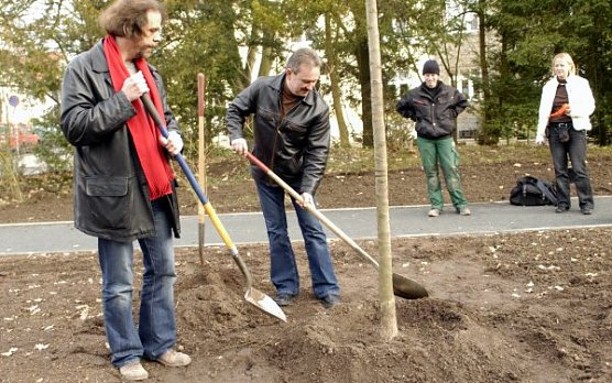 Baum gepflanzt (Foto: wf) Baum gepflanzt (Foto: wf)