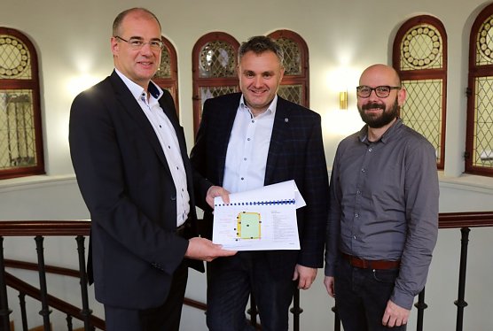 Der Landkreis Nordhausen reicht heute den F&ouml;rderantrag f&uuml;r die Sanierung des Nordh&auml;user Albert-Kuntz-Sportparks beim Th&uuml;ringer Infrastrukturministerium fristgerecht ein (Foto: Pressestelle Landratsamt Nordhausen)