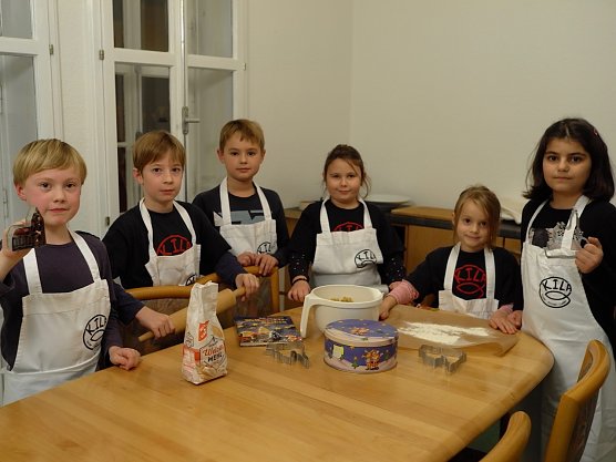 Die KILA-Kinder wollen die neue Küche des Gemeindehauses einweihen (Foto: Frank Tuschy) Die KILA-Kinder wollen die neue Küche des Gemeindehauses einweihen (Foto: Frank Tuschy)