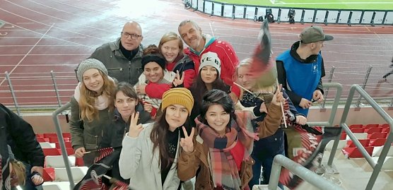 Zum L&auml;nderspiel der deutschen Frauennationalmannschaft am vergangenen Dienstag weilte die Damenmannschaft der FSG 99 Salza in Erfurt. (Foto: FSG 99 Salza)