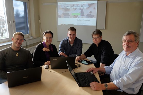 Das Projektteam der AWT GmbH und Hochschule Nordhausen pr&auml;sentiert den neuen Webauftritt (Foto: Jaana Kistner)