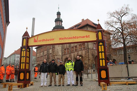 Nach mehr als zweimonatiger Bauzeit und aus mehr als 100 Einzelteilen zusammengebaut, begr&uuml;&szlig;t das fast 500 kg schwere Eingangstor die Besucher des traditionellen Weihnachtsmarktes vor dem Nordh&auml;user Rathaus (Foto: Pressestelle Stadt Nordhausen)