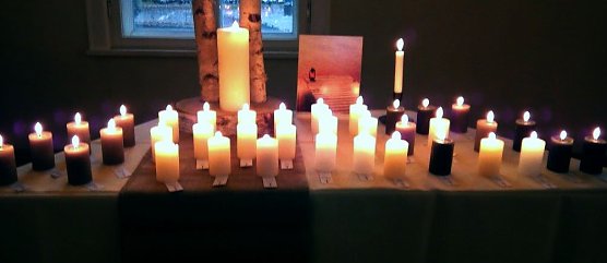 Eine Kerze f&uuml;r jedes Opfer (Foto: Kurt Frank)