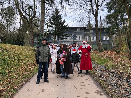 Engel (Daniela Althaus), M&ouml;nch (Klaus Gro&szlig;mann -verstorben-), Nikolaus (Harald Fl&ouml;tling) zur Parkf&uuml;hrung 2017 (Foto: Tom Landsiedel)
