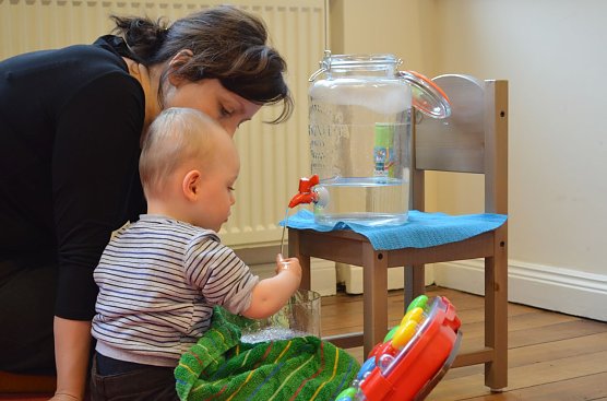 Eltern erhalten in dem Seminar Anregungen f&uuml;r den Familienalltag, beispielsweise wie sie ihre besonderen Kinder an das H&auml;ndewaschen gew&ouml;hnen k&ouml;nnen.   (Foto: Kleine Wege)