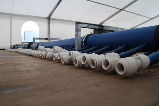 Ein -12 Grad kaltes Glykol-Wassergemisch k&uuml;hlt die Eisfl&auml;che (Foto: Angelo Glashagel)