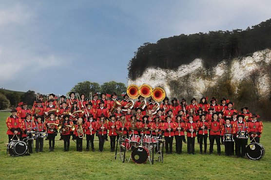 Mit z&uuml;nftiger Musik spielen die Mitglieder des Fanfarenzuges Neuhof am Samstag auf. (Foto: Autohaus Peter GmbH)