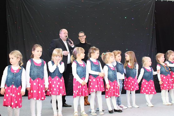 Tanzen m&ouml;gen schon die kleinsten More-esprit-M&auml;dchen. Sie begeistern die G&auml;ste im Skoda-Autohaus mit ihrem Programm (Foto: Autohaus Peter GmbH)