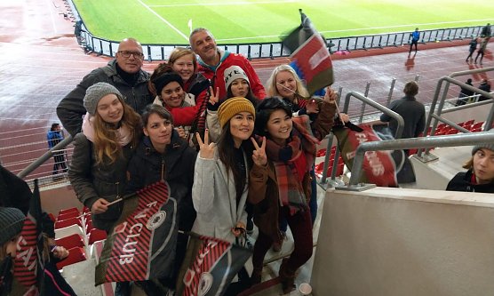 Salzas Fu&szlig;ballerinnen besuchten L&auml;nderspiel (Foto: privat)