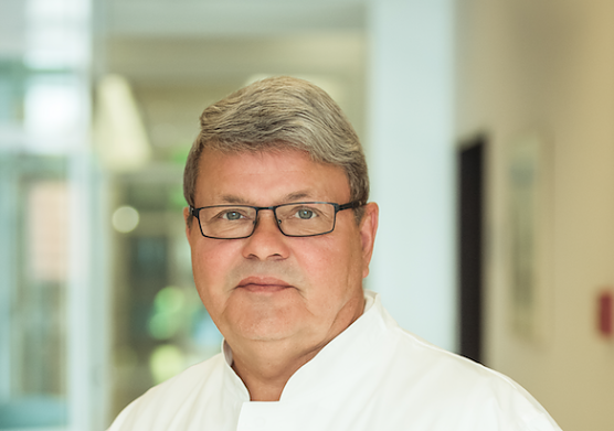 Dipl.-Med. Michael Huttasch, Oberarzt und Leiter des neurochirurgischen Wirbels&auml;ulenzentrums spricht in der Helios Klinik Bleicherode &uuml;ber den verengten Wirbelkanal (Foto: Helios Klinik Bleicherode)