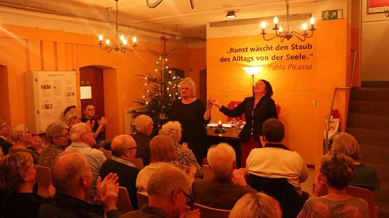 Weihnachtslesung mit Anja Eisner und Susanne Hinsching (Foto: Angelo Glashagel)