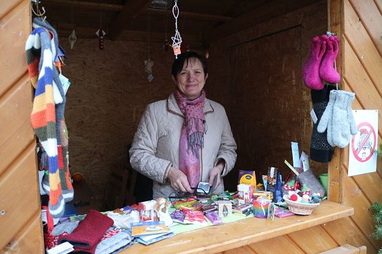 Der Weltladen ist an den Adventswochenenden auch auf dem Handwerkermarkt vor der Blasiikirche vertreten (Foto: Angelo Glashagel)