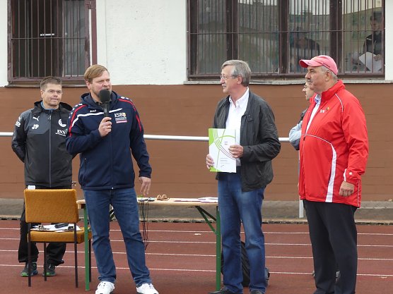 v.l.n.r.: Jens Penzler (Sportlehrer am Herder-Gymnasium), Silvio Beer (Sportjugendkoordinator), Wilhelm K&ouml;nig (Schulleiter Herder-Gymnasium) und Werner H&uuml;tcher (Schulsportkoordinator) (Foto: Kreissportbund Nordhausen)