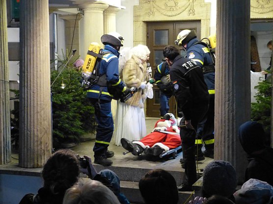 Aufregung am Theater-Adventskalender bei Türchen No. 8 (Foto: Matthias Schwarz) Aufregung am Theater-Adventskalender bei Türchen No. 8 (Foto: Matthias Schwarz)