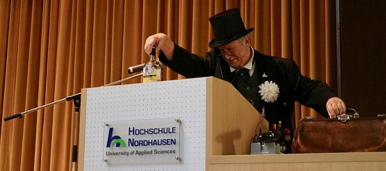 Prof. Zwanziger, alias Winfried Schmitt, lie&szlig; das Jahr im Audimax der Hochschule wieder Revue passieren (Foto: Angelo Glashagel)