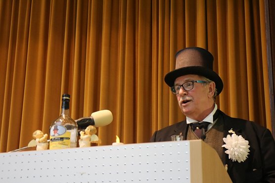 Prof. Zwanziger, alias Winfried Schmitt, lie&szlig; das Jahr im Audimax der Hochschule wieder Revue passieren (Foto: Angelo Glashagel)