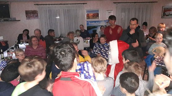 Es war keine Heimlichkeit, am vergangenen Samstag war es soweit. Gemeinsam mit den Eltern feierten die F-Junioren der FSG 99 Salza Ihre diesj&auml;hrige Weihnachtsfeier (Foto: FSG 99 Salza)