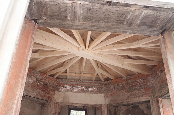 Die Dachkonstruktion musste komplett erneuert werden (Foto: Angelo Glashagel)