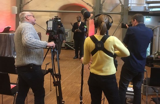  Inzwischen ist auch das MDR-Fernsehen auf die drei Nordh&auml;user S&auml;nger aufmerksam geworden und hat einen kurzen Filmbericht f&uuml;r das Th&uuml;ringen-Journal gedreht (Foto: Olaf Schulze)