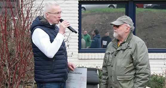 Spendenscheck &uuml;bergeben (Foto: nnz)