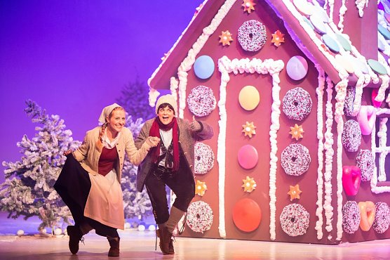 Amelie Petrich (Gretel), Carolin Schumann (H&auml;nsel) (Foto: Andras Dobi)