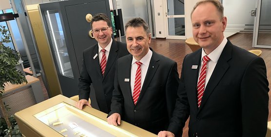Werben f&uuml;r Gold als Anlageform - von links: Thomas Seeber (Vorstand), Wolfgang Asche (Vorstandsvorsitzender) und Vorstandssekret&auml;r Sebastian (Foto: nnz)