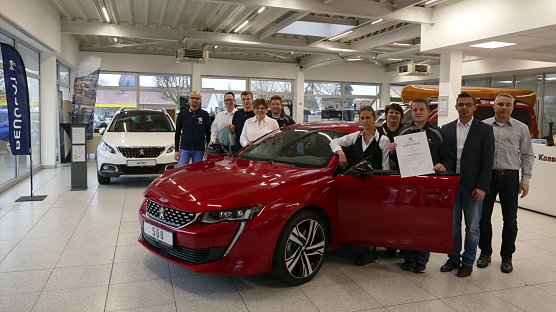 Stolz pr&auml;sentiert Ronny Peters die Urkunde, die dem PEUGEOT-Team vom Autozentrum Peter beste Servicequalit&auml;t bescheinigt. (Foto: AHP/H. Fischer)