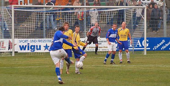 Vergeblich. Torsten Klaus schie&szlig;t in die Zwei-Mann-Mauer (Foto: nnz)
