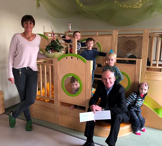 Spenden statt Kundengeschenke: IC Team Nordhausen Gesch&auml;ftsstellenleiter Wolfgang Fuchs, Kita-Leiterin Susann Marold und die Kita-Kinder Jannik, Jonah, Henry, Elena, Nicklas (Foto: KITA Traumzauberbaum)