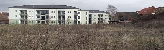 Nur halb mit dem Wohn -und Altersheim Rolandhaus best&uuml;ckt ist der Bereich des ehemaligen VEB Kraftverkehr. Doch das Internationale Bildungswerk beabsichtigt eine weitere Bebauung. (Foto: Kurt Frank)