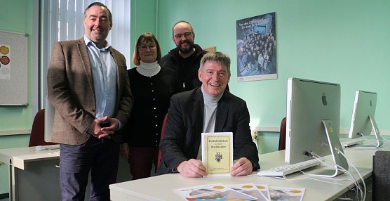 VHS stellt neues Programm vor. v.l.: Mario Hoche-Arbeiter, Kornelia H&ouml;kelmann, Klaus-Uwe Koch und Direktor Gehard T&ouml;lle (Foto: Angelo Glashagel)