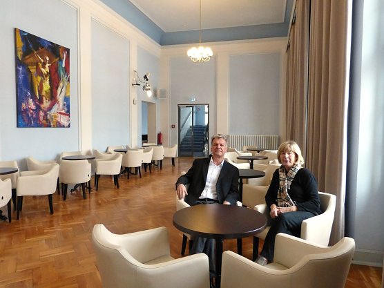 Intendant Daniel Klajner und Barbara Rinke, Vorsitzende des F&ouml;rdervereins Theater Nordhausen, mit den neuen M&ouml;beln im Foyer (Foto: Birgit Susemihl)