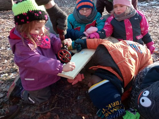 Nistkästen bauen im Waldkindergarten (Foto: LPV) Nistkästen bauen im Waldkindergarten (Foto: LPV)