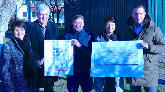 In Anwesenheit des Sollstedter B&uuml;rgermeisters Claus Adam und des Vereinsvorsitzenden Manfred Weber vom SV Aktivist Sollstedt &uuml;berreichte der Sportjugendkoordinator des Kreissportbundes Nordhausen Silvio Beer der Leiterin des Sollstedter Kindergartens Martina Stachowski die Urkunde  zum Ehrennamen Bewegungsfreundliche Kindertagesst&auml;tte. (Foto: Kreissportbund Nordhausen)